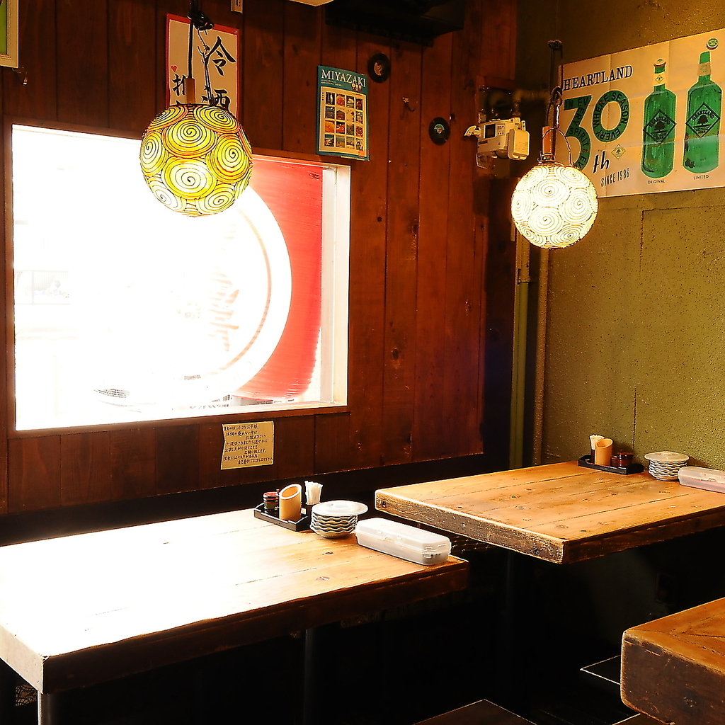 木の温もり溢れるテーブル席は仕事帰りやデートに。21時以降は喫煙可能で愛煙家もゆっくり寛げる。