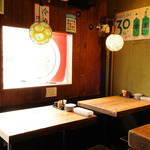 木の温もり溢れるテーブル席は仕事帰りやデートに。21時以降は喫煙可能で愛煙家もゆっくり寛げる。