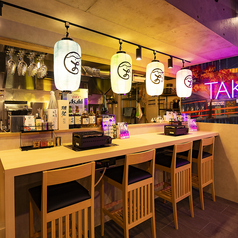 広々としたカウンターで自分で焼くたこ焼き体験が楽しめる、ライブ感あふれる特等席。カラフルな提灯とネオンが映え、写真映えも◎