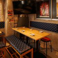 【接待や会食などにも対応】落ち着いた雰囲気の店内は、接待や会食など大切なお席にもご利用いただけます。程よい距離感のテーブル配置で、ゆっくりと会話を楽しめるのも魅力。お料理やお酒とともに、安心してお過ごしいただける空間をご用意しておりますのでビジネスシーンでも安心してご利用いただけます。