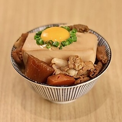 もつ寅特製 もつ煮込み丼 卵黄のせ