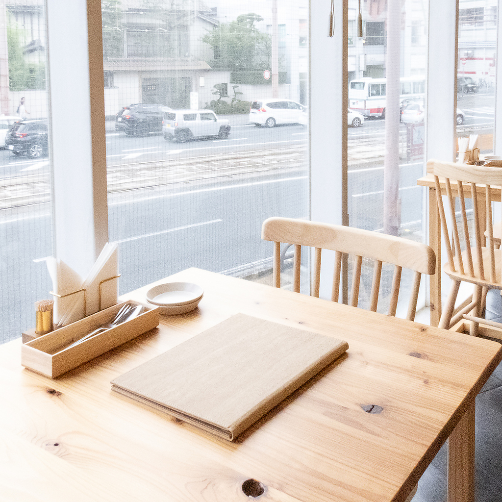 柔らかな日差しが差し込むテーブル席はデートにもおすすめ◎ゆったりとした時間をお過ごしください！