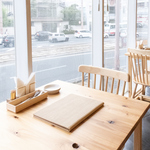 柔らかな日差しが差し込むテーブル席はデートにもおすすめ◎ゆったりとした時間をお過ごしください！