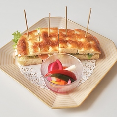 フォカッチャサンド（ローストポークまたは白身フライ）