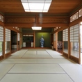26名まで利用可能な個室席は宴会などの特別な集まりに最適です。旬の食材を使ったコース料理や飲み放題メニューを楽しみながらプライベートな空間で大切なひとときをお過ごしいただけます♪