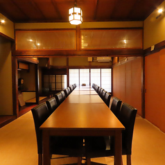 木の温もりを感じるテーブル席は、どこかほっとする居酒屋らしい空間。肩肘張らずに過ごせる雰囲気で、普段使いの飲み会やちょっとした集まりにぴったりです。席同士の間隔も程よく、周りを気にせず会話を楽しめるのもポイント。仕事終わりのサク飲みからしっかり宴会まで、幅広いシーンでご利用いただけます。