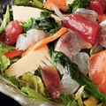 料理メニュー写真&nbsp;彩り野菜の海鮮サラダ