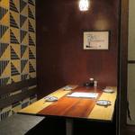 【個室完備】デザイナー監修のモダンで落ち着きのある雰囲気の中、お食事や会話をお楽しみください。