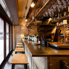 入り口付近には2名用のカウンター席が2つあり、気軽に立ち寄るのにぴったりな人気席です♪