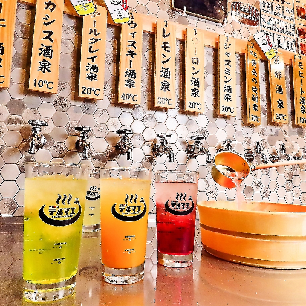 ずらりと並ぶ蛇口から注ぐお酒とソフトドリンクの組み合わせで、自分好みのドリンクが作れます！