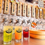 ずらりと並ぶ蛇口から注ぐお酒とソフトドリンクの組み合わせで、自分好みのドリンクが作れます！