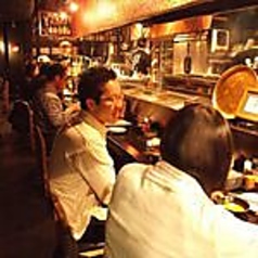 お一人様でも気軽に楽しめるカウンター席。日本酒をじっくり味わいたい方や、サク飲みにも最適です。