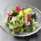 エディブルフラワーと野菜のカラフルサラダ