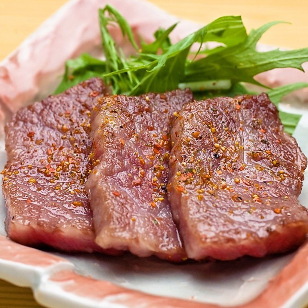「三田牛極上ミニステーキ」は新鮮な牛肉をさっと炙った極上の逸品。