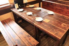 2階のテーブル席は6名様掛けが２卓ご用意しております。グループや会社でのちょっとした宴会にぴったり。