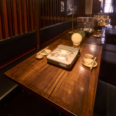 門前仲町木村屋の２階のソファー席。店内が若干暗いので、デートにおすすめ。食べ放題&飲み放題コースは2名様～ご予約受け付けております。デートや少人数での飲み会から大型宴会まで対応可能です！ご満足いただけるまで食べて飲んで、楽しんでください！飲み放題付きコースは多数ご用意しておりますので是非ご利用下さい☆