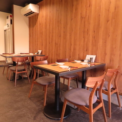 テーブル席（4名様用のお席×2卓）は、気の置けないご友人やご家族での普段使いにぴったりのゆったりとしたお席です。