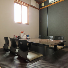 最大6名様でご利用いただけるお座敷個室です。9名様ふすまを外し、9名様個室と合わせてご利用いただくことも可能です。