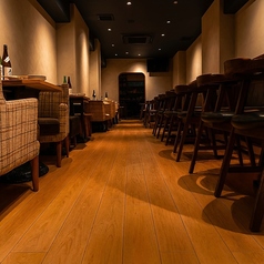 温かみのある照明と木目の床が心をほぐす、大人の隠れ家のような落ち着いた空間。ゆったりと座れる布張りのチェアと、重厚感のあるカウンター席が並び、シーンに合わせた過ごし方ができます。静かに料理とお酒を楽しみたい方にぴったりの、上質で寛ぎある居酒屋です。