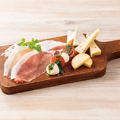 生ハムと4種チーズの盛合せ