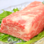 7800円のすき焼きコースには「三田牛のミニステーキ」が付きます。サシの入った極上のお肉がお得！！