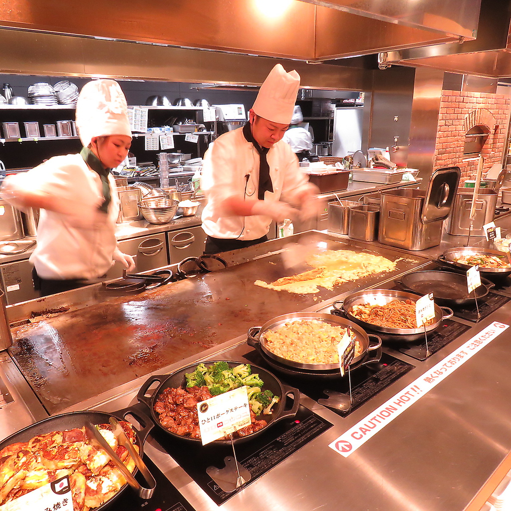 鉄板焼きは目の前で調理の演出が楽しめます☆