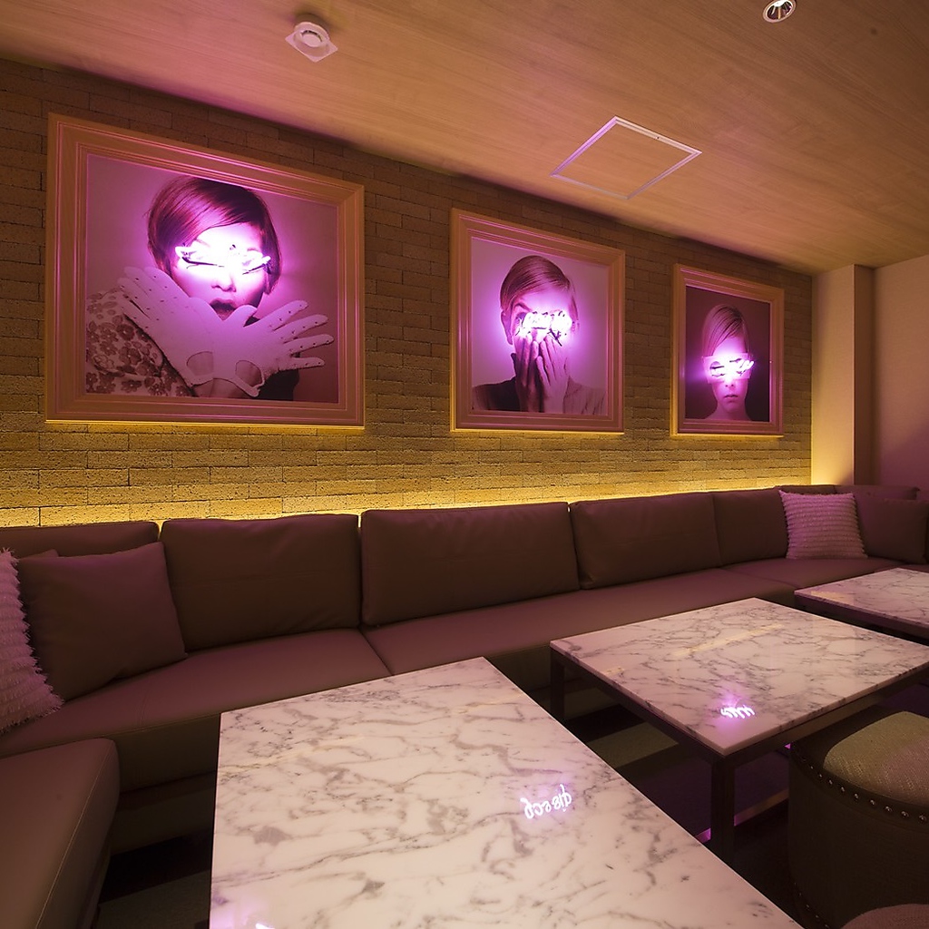 アートとピンクネオンのフォトジェニックな完全個室。最新のカラオケも完備しております。