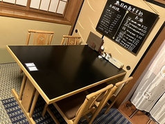靴を脱いでお入り頂く椅子タイプの和風テーブル席。ゆったり4名席