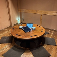 8名様までご利用可能な掘りごたつ席で丸テーブルで顔を合わせながら食事のできる席になっております。友人やご家族とのお食事や、にもオススメです。※予約状況によってお席のタイプが異なることがございます。