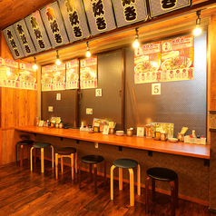 【木を基調とした店内】優しい照明の灯る店内で宴会をしませんか？水炊き・焼き鳥等の鶏料理を存分に楽しめる居酒屋です！