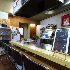 目の前の鉄板で繰り広げられる職人の鮮やかな手さばき、弾ける音、食欲をそそる香ばしいソースの香り。まさに五感で楽しむ特等席です。お一人様での贅沢なひとときや、大切な方とのデートに最適。焼き立てをすぐにお皿へお届けする、鉄板料理の醍醐味を最もダイレクトに堪能できる空間です。