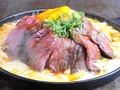 料理メニュー写真&nbsp;ローストビーフの鉄板チーズ飯