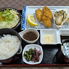 カキフライとカキのバター焼き定食の写真