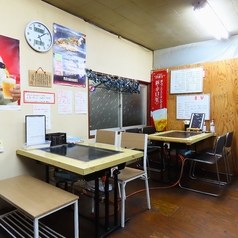 ご家族やご友人、会社のご宴会など、大切な仲間と鉄板を囲んで賑やかに過ごせるテーブル席。落ち着いた雰囲気の中で、ゆっくりとお食事と会話をお楽しみいただけます。プライバシーにも配慮したレイアウトで、少人数からグループまで対応可能。心ゆくまで赤月光自慢の味をシェアして、至福の時間を。