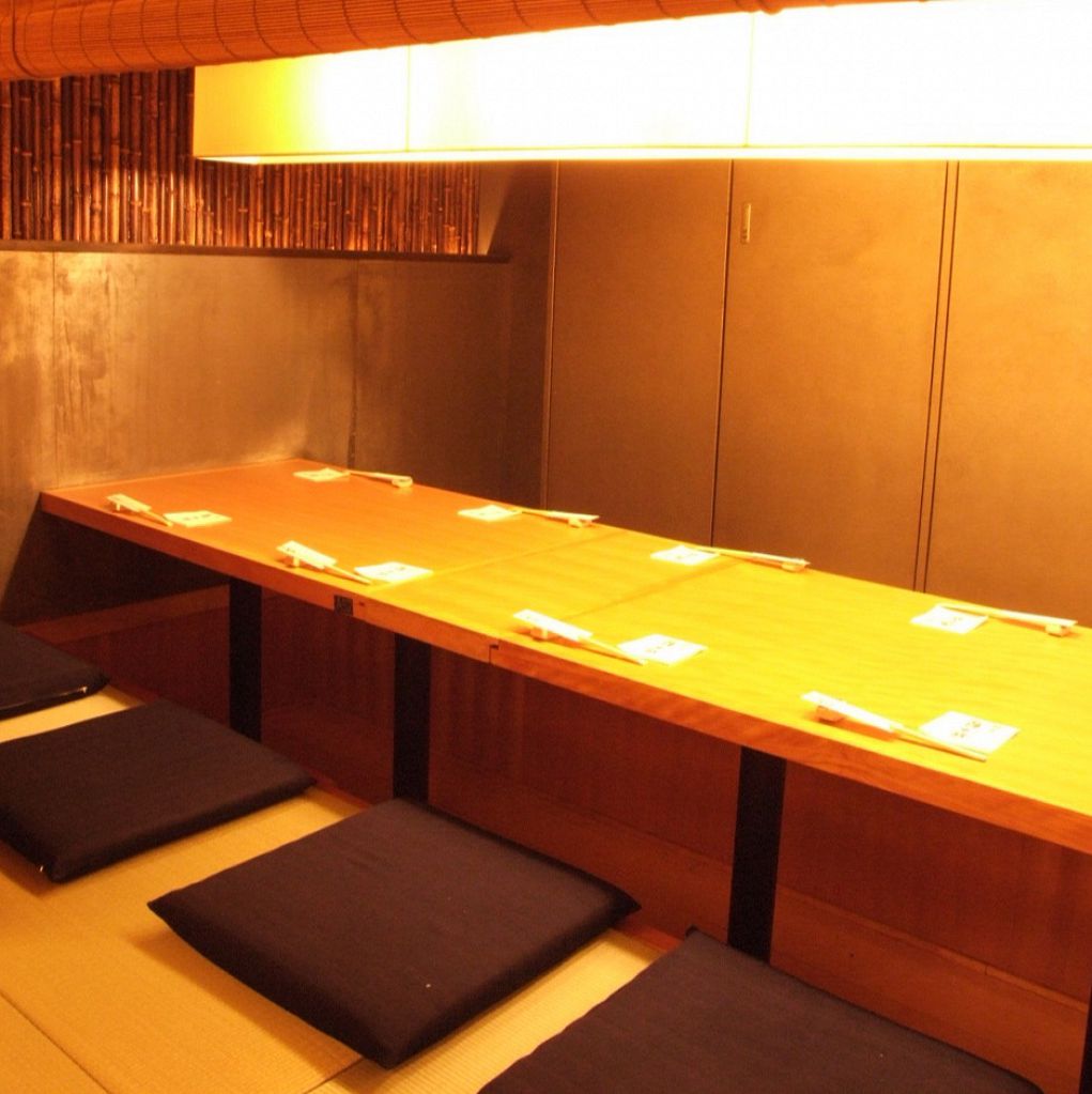 堀りごたつは最大30名様。「同窓会」や大型宴会は勿論、仕切りで小グループ（6～8名等）にも♪