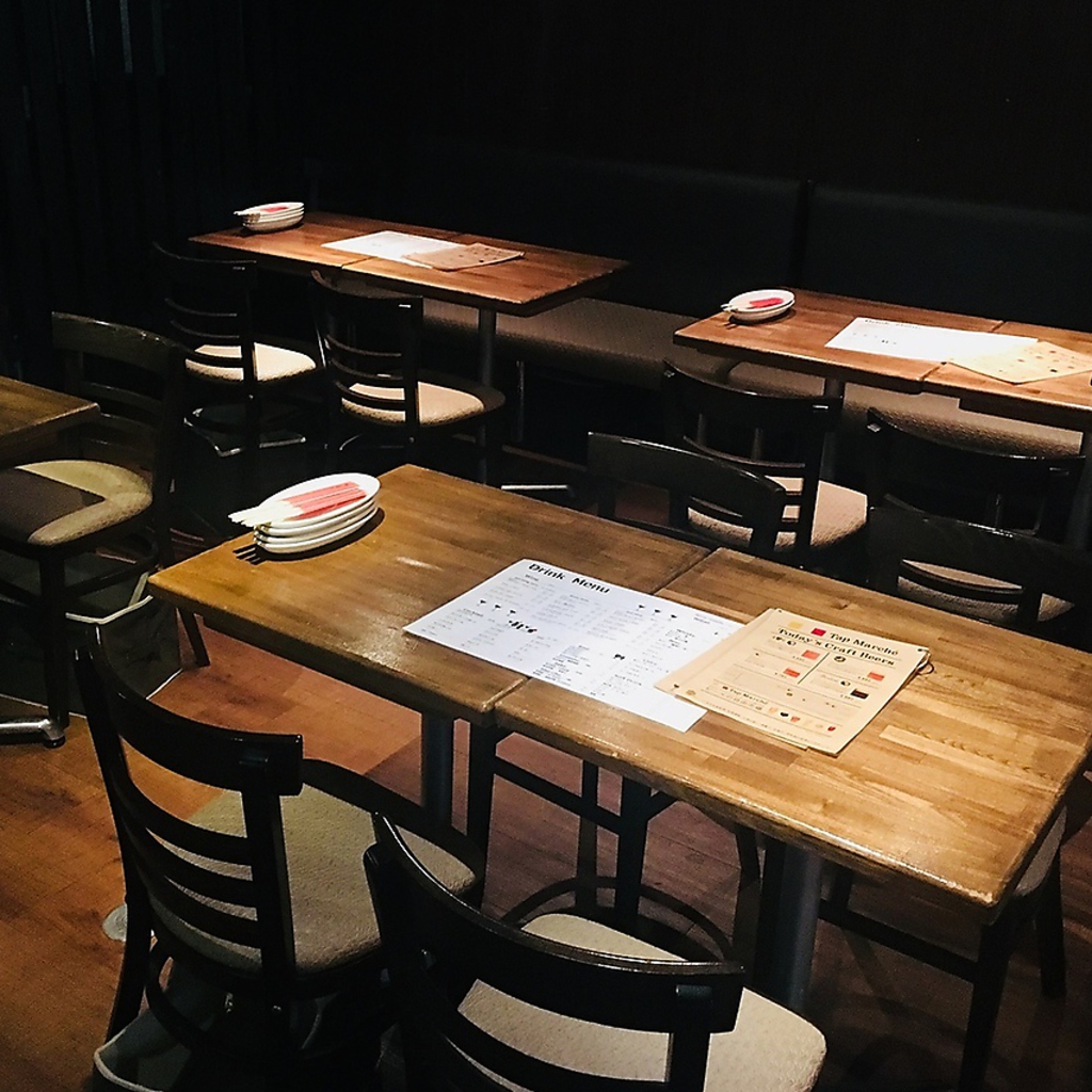 落ち着いた雰囲気の店内ではゆったりとした時間が流れます。ごゆっくりとお過ごしください。