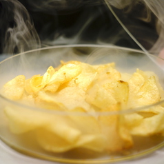 ポテトチップスのカルボニル化合物あえ（燻煙調味）の写真