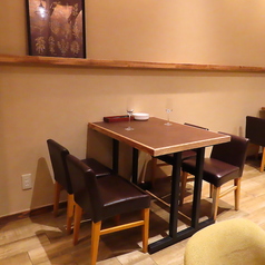 落ち着いてお酒とお食事を楽しめるテーブル席。