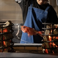 香ばしさを閉じ込めたライブキッチンの演出。