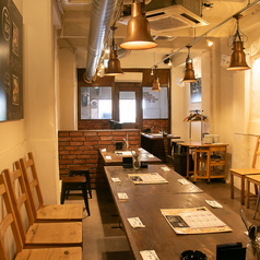 ゆったりモダンなテーブル席はソーレ定番の席！事前のご予約にてお席を確保させていただきます♪