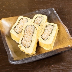 月夜のたぬき名物！30年以上変わらぬ自慢の味♪特製トビッコマヨネーズご飯を包んだ、やみつき厚焼き玉子！の写真