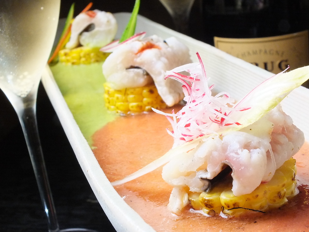 厳選素材をシンプルにそして大胆に織り交ぜて造る酒肴の数々に、魅了されること間違いなし。