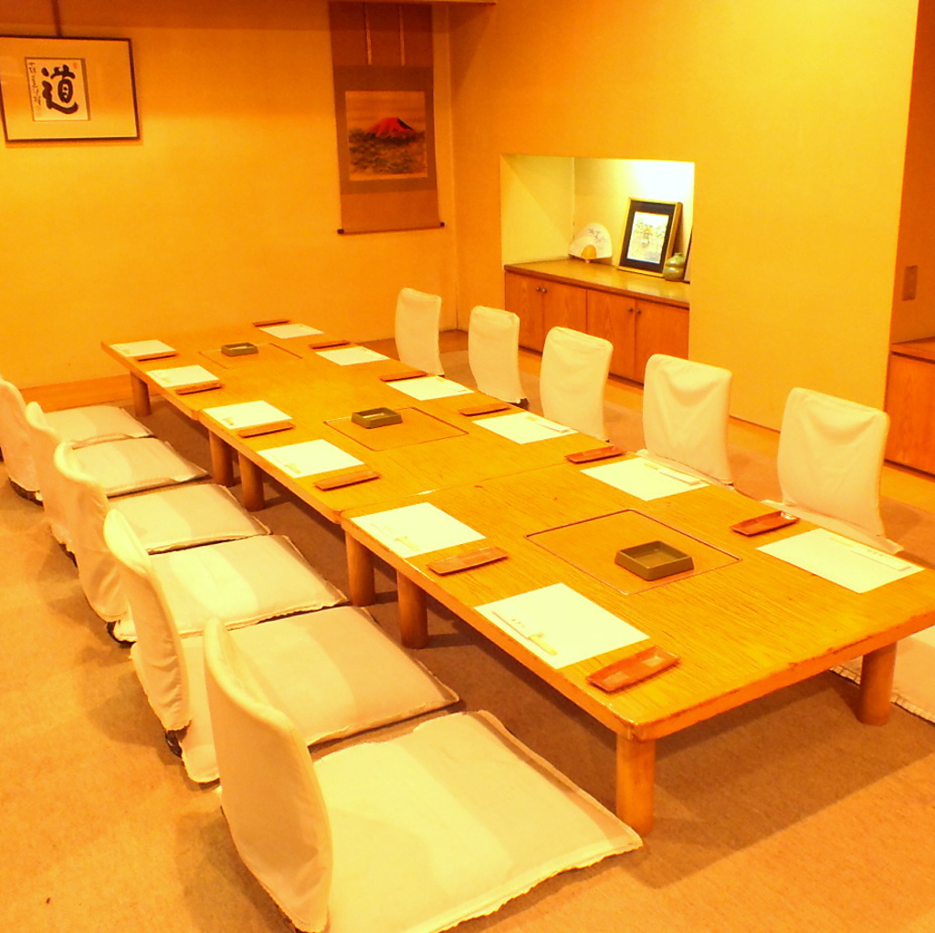 【大広間】　人数にあわせた個室が多数。最大６０名様まで一同に会せるお座敷個室は会社宴会に最適