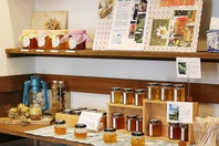 店内にて伊藤ゆう養蜂園の国産純粋蜂蜜を試食販売中