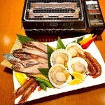 【コース限定】新鮮な海鮮を卓上で焼いてお召し上がりいただけます。磯の香りが食欲をそそります。