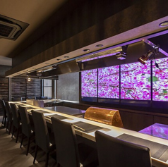 目の前で繰り広げられる職人の技を間近で楽しむ贅沢なひとときをお届けします。料理の香りや音、色合いを五感で感じながら、特別な体験をぜひご堪能ください。