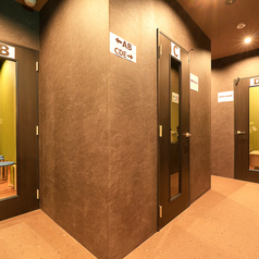 完全個室のカラオケルーム完備♪飲んで歌って盛り上がれるプライベート空間です。喫煙可能なルームをご用意しております◎(※喫煙は電子タバコのみ)