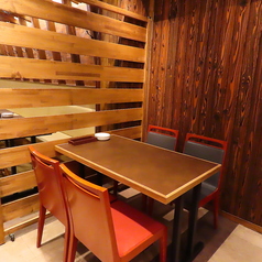 赤いチェアがアクセントのテーブル席。