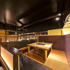 中二階のお座敷席は4人掛けでご用意。靴を脱いでゆったりとくつろぎながら、おいしい食事をお楽しみいただける空間を目指しています。皆様にその時を楽しみにお待ちいただければ幸いです。