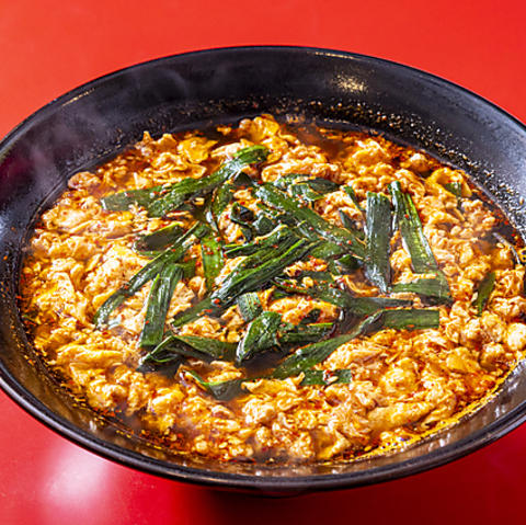 鶏ガラスープの旨みと辛さが自慢の辛麺が楽しめるお店。ヘルシーなこんにゃく麺も◎
